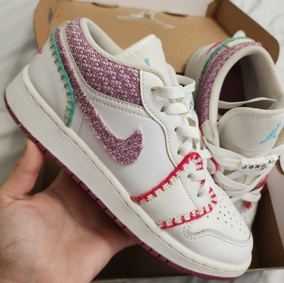 Air Jordan 1 LOW SE (GS) - Picture 3 of 9